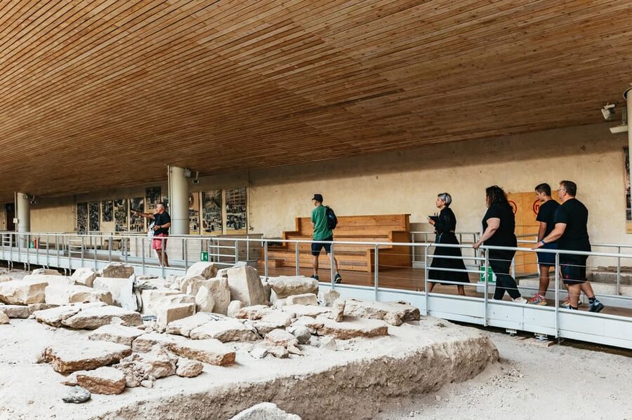 Santorini: Experience Akrotiri with a Licensed Tour Guide - Meeting your guide, and what the tour feels like in practice