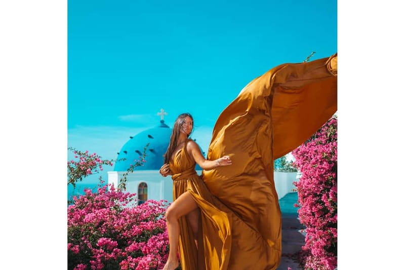 Santorini: Flying Dress Photoshoot with Edited Photos - Photo delivery: 15 to 30 edited images in up to 14 days