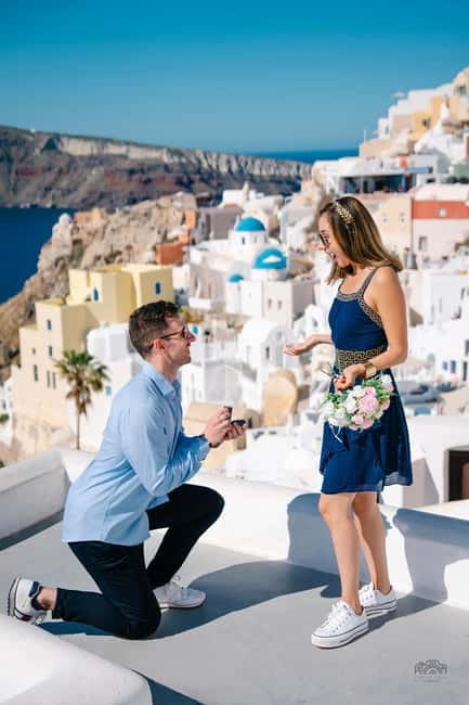 Santorini: Oia Private Couple Photoshoot with 35 Photos - The 20-minute to 1-hour session that still lands 35 edited photos