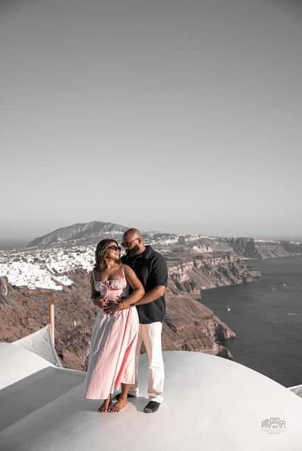 Santorini: Oia Private Couple Photoshoot with 35 Photos - Pose direction that feels natural, not performative