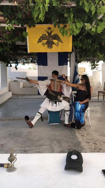 Santorini: Private 3-Hour Highlights Guided Tour with Pickup - How the guide makes or breaks your day