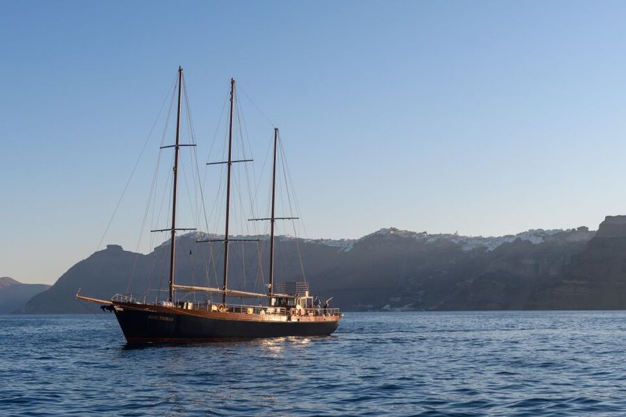 Santorini: Romantic Sunset Caldera Cruise with Dinner - Quick takeaways