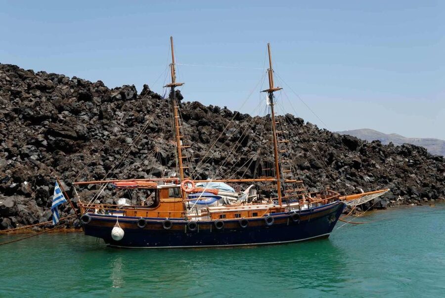 Santorini: Thirassia Islands and Volcano Guided Cruise - Getting to Athinios Port: pickup rhythm and dock reality