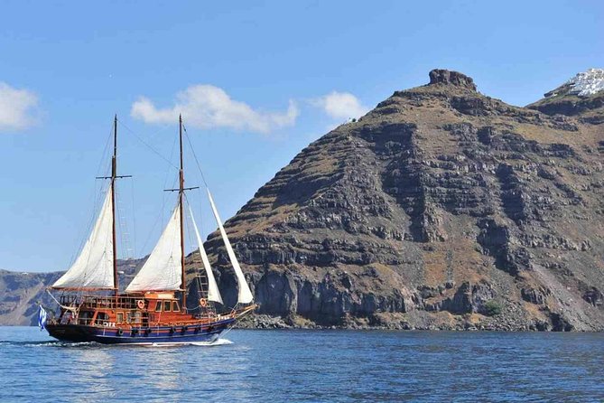 Santorini Volcanic Islands Cruise: Volcano,Hot Springs,Thirassia and Oia Sunset - Pickup timing and the “watch the bus” reality