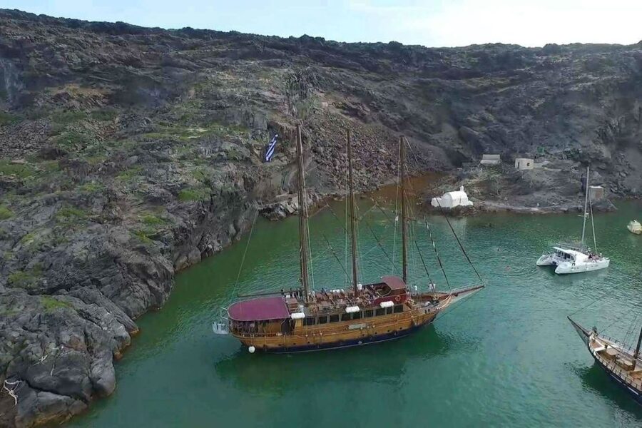 Santorini: Volcanic Sunset Cruise with Dinner - Choosing the Right Santorini Volcanic Sunset Cruise Variant