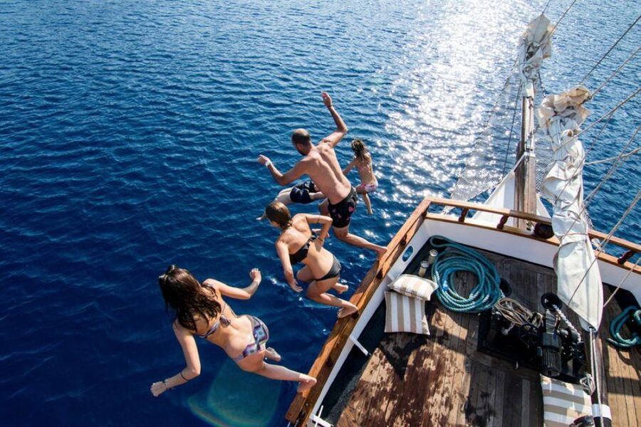 Santorini: Volcanic Sunset Cruise with Dinner - Food and Drinks: What Included Really Covers