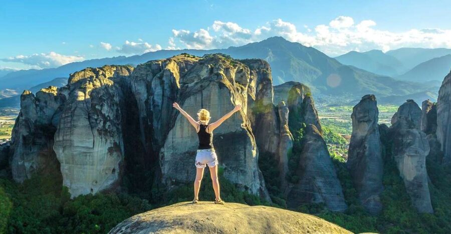 Thessaloniki: Full-Day Bus Trip to Meteora - Kastraki lunch: what to expect from the village break